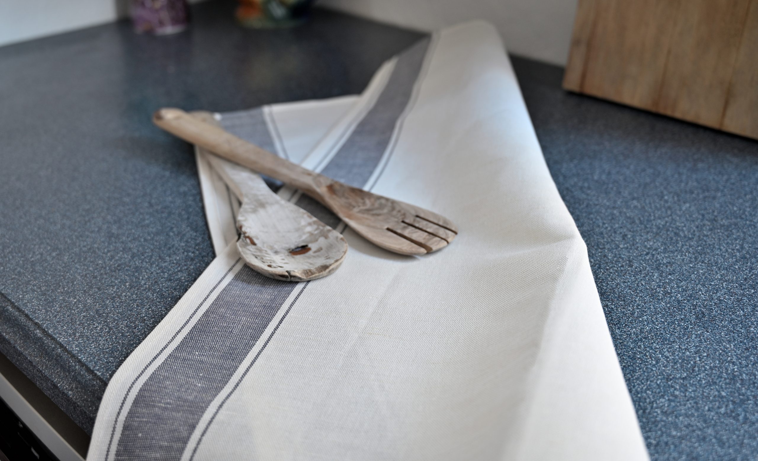 https://nestingthreads.com/wp-content/uploads/2018/06/Border-Charcoal-Grey-and-Oyster-Linen-and-Cotton-Tea-Towel-H451CG018028BBR10OY-02-1-scaled.jpg