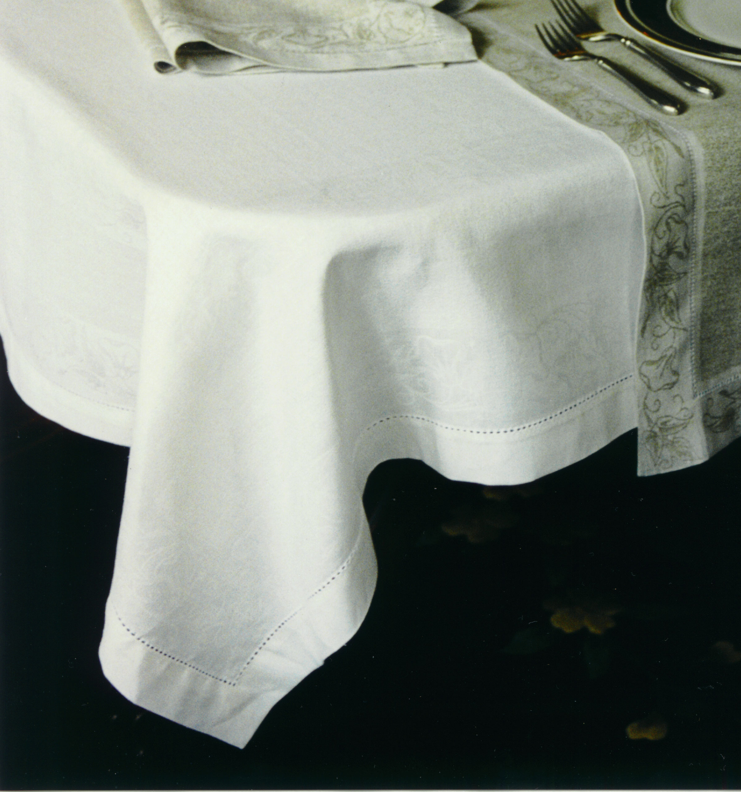 Morning Glory Damask Woven tablecloth